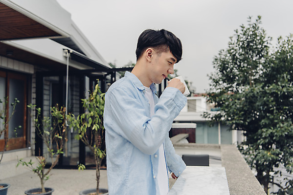 포토 JPG 주간 라이프스타일 남자 여유 커피 맨라이프 아침 티타임 휴식 주택 한명 서기 상반신 20대 성인 야외 옆모습 공휴일 한국인 성인남자한명만 국내포토 자연요소 1 기념일 감정 음료 뷰포인트 컨셉 모션 사람 동양인 청년 건물 생활 남자한명만 성인남자만 파일형식