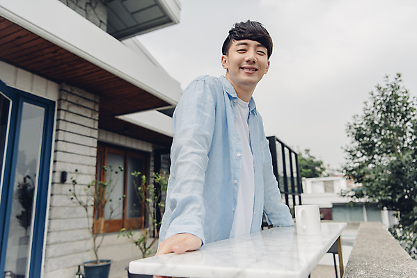 포토 JPG 주간 라이프스타일 남자 여유 맨라이프 아침 티타임 휴식 주택 한명 서기 미소 상반신 20대 성인 야외 옆모습 공휴일 기댐 한국인 성인남자한명만 국내포토 자연요소 1 기념일 감정 뷰포인트 컨셉 모션 표정 사람 동양인 청년 건물 생활 남자한명만 성인남자만 파일형식