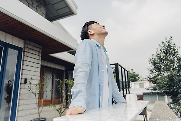 포토 JPG 주간 라이프스타일 남자 여유 맨라이프 아침 티타임 휴식 주택 한명 서기 상반신 20대 성인 야외 옆모습 공휴일 기댐 한국인 성인남자한명만 국내포토 자연요소 1 기념일 감정 뷰포인트 컨셉 모션 사람 동양인 청년 건물 생활 남자한명만 성인남자만 파일형식