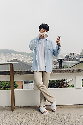 포토 JPG 주간 전신 라이프스타일 남자 여유 커피 맨라이프 아침 티타임 휴식 주택 한명 서기 들기 20대 성인 야외 앞모습 스마트폰 공휴일 기댐 한국인 성인남자한명만 국내포토 자연요소 1 기념일 감정 음료 뷰포인트 컨셉 모션 사람 동양인 청년 건물 생활 핸드폰 스마트기기 남자한명만 성인남자만 파일형식
