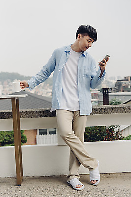 포토 JPG 주간 전신 라이프스타일 응시 남자 여유 커피 맨라이프 아침 티타임 휴식 주택 한명 서기 들기 20대 성인 야외 앞모습 스마트폰 공휴일 기댐 한국인 성인남자한명만 국내포토 자연요소 1 시선 기념일 감정 음료 뷰포인트 컨셉 모션 사람 동양인 청년 건물 생활 핸드폰 스마트기기 남자한명만 성인남자만 파일형식