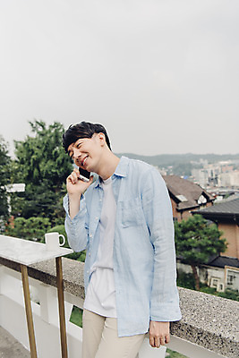 포토 JPG 주간 라이프스타일 남자 여유 맨라이프 아침 휴식 주택 한명 서기 미소 상반신 20대 성인 야외 옆모습 스마트폰 공휴일 기댐 한국인 통화 성인남자한명만 국내포토 자연요소 1 기념일 감정 뷰포인트 컨셉 모션 표정 사람 동양인 청년 건물 생활 핸드폰 스마트기기 남자한명만 성인남자만 파일형식