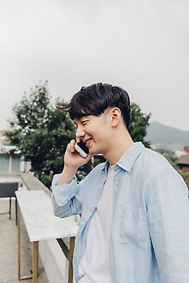 포토 JPG 주간 라이프스타일 남자 여유 맨라이프 아침 휴식 주택 한명 서기 미소 들기 상반신 20대 성인 야외 옆모습 스마트폰 공휴일 한국인 통화 성인남자한명만 국내포토 자연요소 1 기념일 감정 뷰포인트 컨셉 모션 표정 사람 동양인 청년 건물 생활 핸드폰 스마트기기 남자한명만 성인남자만 파일형식