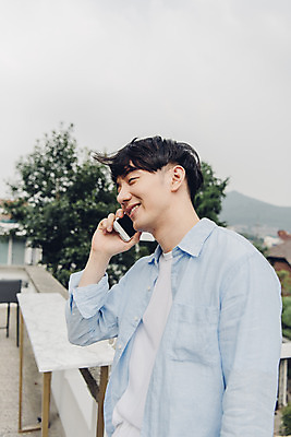 포토 JPG 주간 라이프스타일 남자 여유 맨라이프 아침 휴식 주택 한명 서기 미소 들기 상반신 20대 성인 야외 옆모습 스마트폰 공휴일 한국인 통화 성인남자한명만 국내포토 자연요소 1 기념일 감정 뷰포인트 컨셉 모션 표정 사람 동양인 청년 건물 생활 핸드폰 스마트기기 남자한명만 성인남자만 파일형식