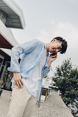 포토 JPG 주간 라이프스타일 남자 여유 맨라이프 아침 휴식 주택 한명 서기 미소 들기 상반신 20대 성인 야외 옆모습 스마트폰 공휴일 기댐 한국인 통화 성인남자한명만 국내포토 자연요소 1 기념일 감정 뷰포인트 컨셉 모션 표정 사람 동양인 청년 건물 생활 핸드폰 스마트기기 남자한명만 성인남자만 파일형식