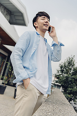 포토 JPG 주간 라이프스타일 남자 여유 맨라이프 아침 휴식 주택 한명 서기 미소 들기 상반신 20대 성인 야외 옆모습 스마트폰 공휴일 기댐 한국인 통화 성인남자한명만 국내포토 자연요소 1 기념일 감정 뷰포인트 컨셉 모션 표정 사람 동양인 청년 건물 생활 핸드폰 스마트기기 남자한명만 성인남자만 파일형식
