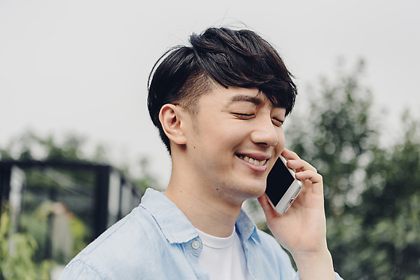 포토 JPG 주간 라이프스타일 남자 여유 맨라이프 아침 휴식 주택 한명 서기 미소 들기 상반신 20대 성인 야외 옆모습 스마트폰 공휴일 한국인 통화 성인남자한명만 국내포토 자연요소 1 기념일 감정 뷰포인트 컨셉 모션 표정 사람 동양인 청년 건물 생활 핸드폰 스마트기기 남자한명만 성인남자만 파일형식