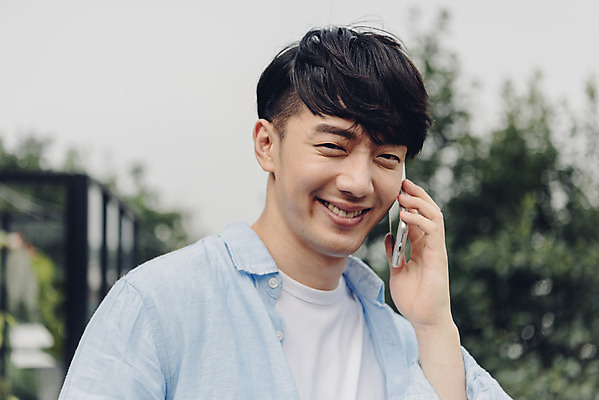 포토 JPG 주간 라이프스타일 남자 여유 맨라이프 아침 휴식 주택 한명 서기 미소 들기 상반신 20대 성인 야외 앞모습 스마트폰 공휴일 한국인 통화 성인남자한명만 국내포토 자연요소 1 기념일 감정 뷰포인트 컨셉 모션 표정 사람 동양인 청년 건물 생활 핸드폰 스마트기기 남자한명만 성인남자만 파일형식