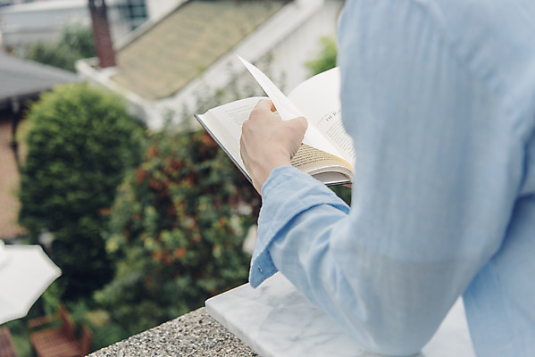 포토 JPG 주간 라이프스타일 남자 여유 맨라이프 아침 휴식 주택 한명 서기 들기 상반신 20대 성인 야외 옆모습 책 공휴일 독서 기댐 한국인 성인남자한명만 국내포토 자연요소 1 기념일 감정 뷰포인트 컨셉 모션 사람 동양인 청년 건물 생활 남자한명만 성인남자만 파일형식