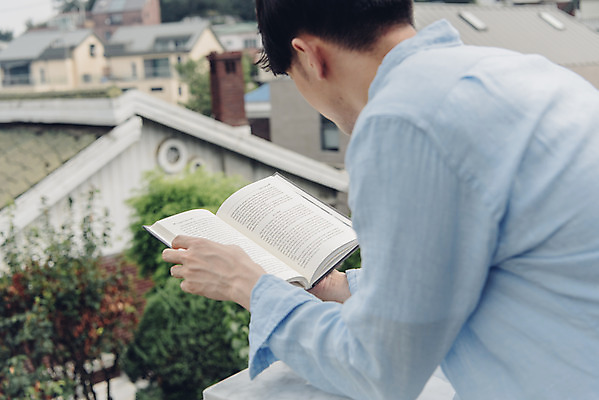 포토 JPG 주간 라이프스타일 남자 여유 맨라이프 아침 휴식 주택 한명 서기 들기 상반신 20대 성인 야외 옆모습 책 공휴일 독서 기댐 한국인 성인남자한명만 국내포토 자연요소 1 기념일 감정 뷰포인트 컨셉 모션 사람 동양인 청년 건물 생활 남자한명만 성인남자만 파일형식