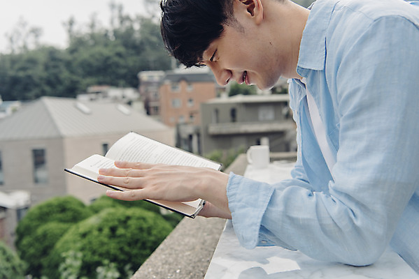 포토 JPG 주간 라이프스타일 남자 여유 맨라이프 아침 휴식 주택 한명 서기 들기 상반신 20대 성인 야외 옆모습 책 공휴일 독서 기댐 한국인 성인남자한명만 국내포토 자연요소 1 기념일 감정 뷰포인트 컨셉 모션 사람 동양인 청년 건물 생활 남자한명만 성인남자만 파일형식