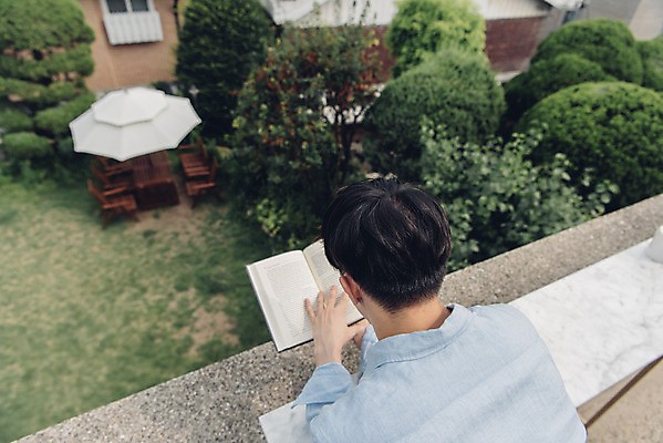 포토 JPG 주간 라이프스타일 남자 여유 맨라이프 아침 휴식 주택 한명 서기 들기 상반신 20대 성인 야외 뒷모습 책 공휴일 하이앵글 독서 기댐 한국인 성인남자한명만 국내포토 자연요소 1 기념일 감정 뷰포인트 컨셉 모션 사람 동양인 청년 건물 생활 남자한명만 성인남자만 파일형식