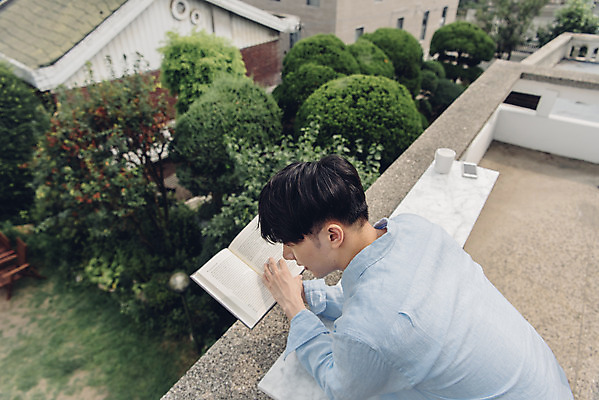 포토 JPG 주간 라이프스타일 남자 여유 맨라이프 아침 휴식 주택 한명 서기 들기 상반신 20대 성인 야외 뒷모습 책 공휴일 하이앵글 독서 기댐 한국인 성인남자한명만 국내포토 자연요소 1 기념일 감정 뷰포인트 컨셉 모션 사람 동양인 청년 건물 생활 남자한명만 성인남자만 파일형식