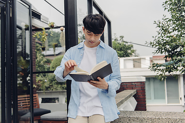 포토 JPG 주간 라이프스타일 남자 여유 맨라이프 아침 휴식 주택 한명 들기 앉기 상반신 20대 성인 야외 앞모습 책 공휴일 독서 기댐 한국인 성인남자한명만 국내포토 자연요소 1 기념일 감정 뷰포인트 컨셉 모션 사람 동양인 청년 건물 생활 남자한명만 성인남자만 파일형식