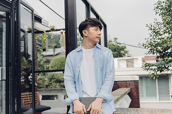 포토 JPG 주간 라이프스타일 응시 남자 여유 맨라이프 아침 휴식 주택 한명 앉기 상반신 20대 성인 야외 앞모습 책 공휴일 기댐 한국인 성인남자한명만 국내포토 자연요소 1 시선 기념일 감정 뷰포인트 컨셉 모션 사람 동양인 청년 건물 생활 남자한명만 성인남자만 파일형식