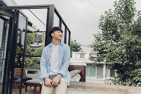 포토 JPG 주간 라이프스타일 응시 남자 여유 맨라이프 아침 휴식 주택 한명 미소 들기 앉기 상반신 20대 성인 야외 앞모습 책 공휴일 기댐 한국인 성인남자한명만 국내포토 자연요소 1 시선 기념일 감정 뷰포인트 컨셉 모션 표정 사람 동양인 청년 건물 생활 남자한명만 성인남자만 파일형식
