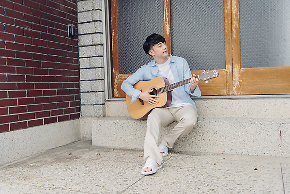 포토 JPG 주간 전신 라이프스타일 남자 여유 맨라이프 연주 아침 휴식 주택 한명 앉기 20대 성인 취미 야외 앞모습 공휴일 한국인 기타 성인남자한명만 국내포토 자연요소 1 기념일 감정 음악 뷰포인트 컨셉 모션 현악기 사람 동양인 청년 건물 생활 남자한명만 성인남자만 파일형식