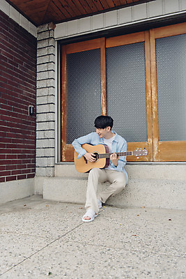 포토 JPG 주간 전신 라이프스타일 남자 여유 맨라이프 연주 아침 휴식 주택 한명 앉기 20대 성인 취미 야외 앞모습 공휴일 한국인 기타 성인남자한명만 국내포토 자연요소 1 기념일 감정 음악 뷰포인트 컨셉 모션 현악기 사람 동양인 청년 건물 생활 남자한명만 성인남자만 파일형식