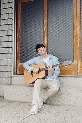 포토 JPG 주간 전신 라이프스타일 남자 여유 맨라이프 연주 아침 휴식 주택 한명 앉기 20대 성인 취미 야외 앞모습 공휴일 한국인 기타 성인남자한명만 국내포토 자연요소 1 기념일 감정 음악 뷰포인트 컨셉 모션 현악기 사람 동양인 청년 건물 생활 남자한명만 성인남자만 파일형식