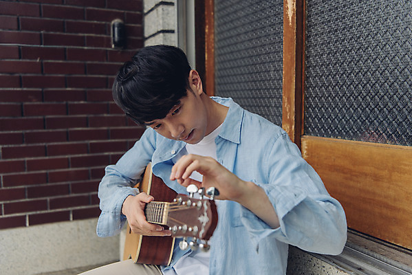 포토 JPG 주간 라이프스타일 남자 여유 맨라이프 연주 아침 휴식 주택 한명 앉기 상반신 20대 성인 취미 야외 옆모습 공휴일 한국인 기타 성인남자한명만 국내포토 자연요소 1 기념일 감정 음악 뷰포인트 컨셉 모션 현악기 사람 동양인 청년 건물 생활 남자한명만 성인남자만 파일형식
