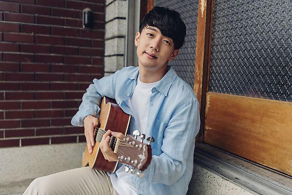 포토 JPG 주간 라이프스타일 남자 여유 맨라이프 연주 아침 휴식 주택 한명 앉기 상반신 20대 성인 취미 야외 옆모습 공휴일 한국인 기타 성인남자한명만 국내포토 자연요소 1 기념일 감정 음악 뷰포인트 컨셉 모션 현악기 사람 동양인 청년 건물 생활 남자한명만 성인남자만 파일형식