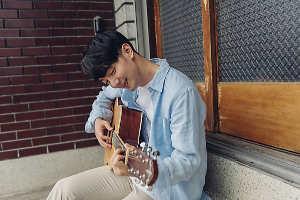 포토 JPG 주간 라이프스타일 남자 여유 맨라이프 연주 아침 휴식 주택 한명 앉기 상반신 20대 성인 취미 야외 옆모습 공휴일 한국인 기타 성인남자한명만 국내포토 자연요소 1 기념일 감정 음악 뷰포인트 컨셉 모션 현악기 사람 동양인 청년 건물 생활 남자한명만 성인남자만 파일형식