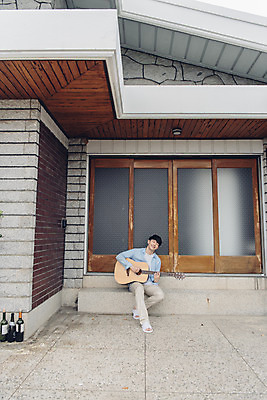 포토 JPG 주간 전신 라이프스타일 남자 여유 맨라이프 연주 아침 휴식 주택 한명 앉기 20대 성인 취미 야외 앞모습 공휴일 한국인 기타 성인남자한명만 국내포토 자연요소 1 기념일 감정 음악 뷰포인트 컨셉 모션 현악기 사람 동양인 청년 건물 생활 남자한명만 성인남자만 파일형식