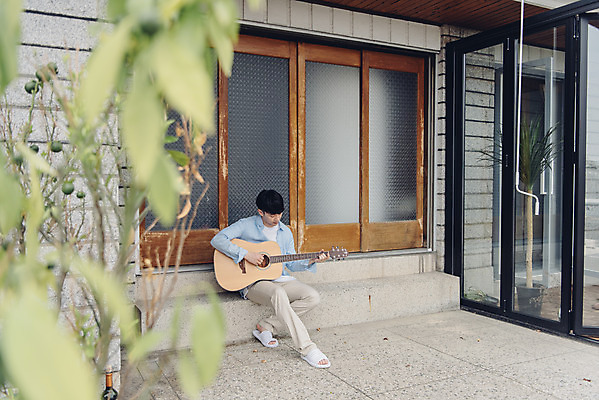 포토 JPG 주간 전신 라이프스타일 남자 여유 맨라이프 연주 아침 휴식 주택 한명 앉기 20대 성인 취미 야외 앞모습 공휴일 한국인 기타 성인남자한명만 국내포토 자연요소 1 기념일 감정 음악 뷰포인트 컨셉 모션 현악기 사람 동양인 청년 건물 생활 남자한명만 성인남자만 파일형식