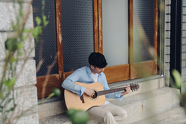 포토 JPG 주간 라이프스타일 남자 여유 맨라이프 연주 아침 휴식 주택 한명 앉기 상반신 20대 성인 취미 야외 옆모습 공휴일 한국인 기타 성인남자한명만 국내포토 자연요소 1 기념일 감정 음악 뷰포인트 컨셉 모션 현악기 사람 동양인 청년 건물 생활 남자한명만 성인남자만 파일형식