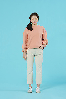 포토 JPG 스튜디오촬영 전신 학생 여자 대학생 대학생라이프 실내 한명 서기 20대 성인 앞모습 한국인 주머니 신입생 주머니손 파란배경 설레임 성인여자한명만 국내포토 1 라이프스타일 감정 뷰포인트 백그라운드 모션 사람 동양인 청년 내부 파란색 여자한명만 성인여자만 파일형식