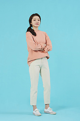 포토 JPG 스튜디오촬영 전신 학생 여자 대학생 대학생라이프 실내 한명 서기 미소 20대 성인 앞모습 팔짱 한국인 자신감 신입생 파란배경 성인여자한명만 국내포토 1 라이프스타일 감정 뷰포인트 백그라운드 모션 표정 사람 동양인 청년 내부 파란색 여자한명만 성인여자만 파일형식