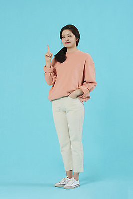 포토 JPG 스튜디오촬영 전신 학생 여자 행복 대학생 손가락 대학생라이프 실내 한명 서기 미소 손짓 20대 성인 앞모습 한국인 가리킴 신입생 파란배경 성인여자한명만 국내포토 1 라이프스타일 손 감정 뷰포인트 백그라운드 모션 표정 사람 동양인 청년 내부 파란색 여자한명만 성인여자만 파일형식