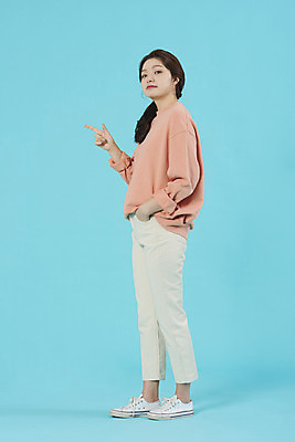 포토 JPG 스튜디오촬영 전신 학생 여자 행복 대학생 손가락 대학생라이프 실내 한명 서기 미소 손짓 20대 성인 옆모습 한국인 가리킴 신입생 주머니손 파란배경 성인여자한명만 국내포토 1 라이프스타일 손 감정 뷰포인트 백그라운드 모션 표정 사람 동양인 청년 내부 파란색 여자한명만 성인여자만 파일형식