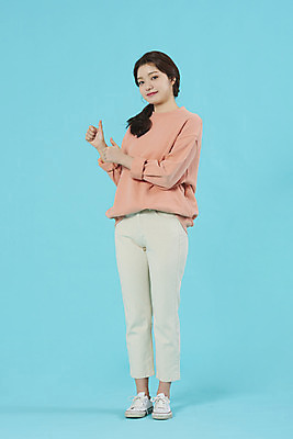 포토 JPG 스튜디오촬영 전신 학생 여자 행복 대학생 대학생라이프 실내 한명 서기 미소 20대 성인 앞모습 한국인 엄지손가락 최고 신입생 파란배경 성인여자한명만 국내포토 1 라이프스타일 감정 뷰포인트 백그라운드 손가락 모션 표정 사람 동양인 청년 내부 파란색 여자한명만 성인여자만 파일형식
