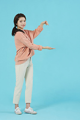 포토 JPG 스튜디오촬영 전신 학생 여자 행복 대학생 손가락 대학생라이프 실내 한명 서기 미소 손짓 20대 성인 옆모습 한국인 가리킴 신입생 파란배경 성인여자한명만 국내포토 1 라이프스타일 손 감정 뷰포인트 백그라운드 모션 표정 사람 동양인 청년 내부 파란색 여자한명만 성인여자만 파일형식