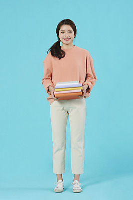 포토 JPG 스튜디오촬영 전신 학생 여자 행복 대학생 대학생라이프 실내 한명 서기 미소 들기 20대 성인 앞모습 책 한국인 신입생 파란배경 과제 성인여자한명만 국내포토 1 라이프스타일 감정 뷰포인트 백그라운드 모션 표정 사람 동양인 청년 내부 파란색 여자한명만 성인여자만 파일형식