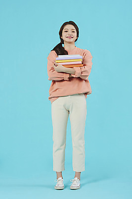 포토 JPG 스튜디오촬영 전신 학생 여자 행복 대학생 대학생라이프 실내 한명 서기 미소 들기 20대 성인 앞모습 책 한국인 신입생 파란배경 과제 성인여자한명만 국내포토 1 라이프스타일 감정 뷰포인트 백그라운드 모션 표정 사람 동양인 청년 내부 파란색 여자한명만 성인여자만 파일형식