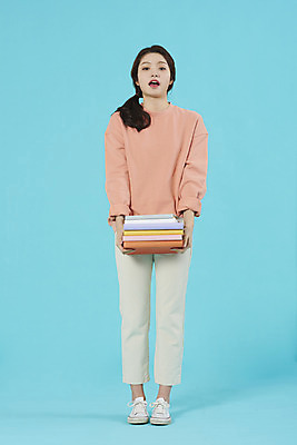 포토 JPG 스튜디오촬영 전신 학생 여자 대학생 대학생라이프 실내 한명 서기 들기 20대 성인 앞모습 책 한국인 신입생 파란배경 과제 무거움 과로 성인여자한명만 국내포토 1 라이프스타일 뷰포인트 백그라운드 모션 사람 동양인 청년 내부 파란색 무게 여자한명만 성인여자만 파일형식