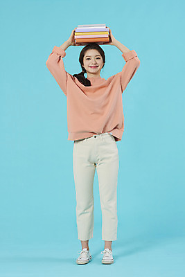 포토 JPG 스튜디오촬영 전신 학생 여자 행복 대학생 대학생라이프 실내 한명 서기 미소 들기 20대 성인 앞모습 책 한국인 신입생 파란배경 과제 성인여자한명만 국내포토 1 라이프스타일 감정 뷰포인트 백그라운드 모션 표정 사람 동양인 청년 내부 파란색 여자한명만 성인여자만 파일형식