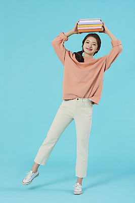 포토 JPG 스튜디오촬영 전신 학생 여자 행복 대학생 대학생라이프 실내 한명 서기 미소 들기 20대 성인 앞모습 책 한국인 신입생 파란배경 과제 성인여자한명만 국내포토 1 라이프스타일 감정 뷰포인트 백그라운드 모션 표정 사람 동양인 청년 내부 파란색 여자한명만 성인여자만 파일형식