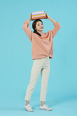 포토 JPG 스튜디오촬영 전신 학생 여자 행복 대학생 대학생라이프 실내 한명 서기 미소 들기 20대 성인 앞모습 책 한국인 신입생 파란배경 과제 성인여자한명만 국내포토 1 라이프스타일 감정 뷰포인트 백그라운드 모션 표정 사람 동양인 청년 내부 파란색 여자한명만 성인여자만 파일형식