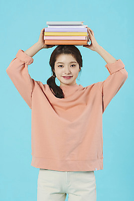 포토 JPG 스튜디오촬영 학생 여자 행복 대학생 대학생라이프 실내 한명 서기 미소 들기 상반신 20대 성인 앞모습 책 한국인 신입생 파란배경 과제 성인여자한명만 국내포토 1 라이프스타일 감정 뷰포인트 백그라운드 모션 표정 사람 동양인 청년 내부 파란색 여자한명만 성인여자만 파일형식