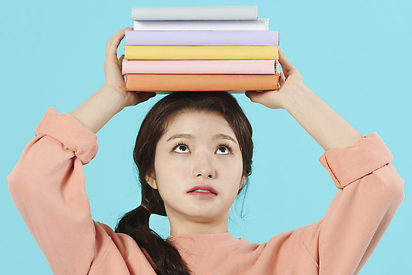 포토 JPG 스튜디오촬영 학생 여자 대학생 대학생라이프 실내 한명 서기 들기 상반신 20대 성인 앞모습 책 한국인 신입생 파란배경 과제 성인여자한명만 국내포토 1 라이프스타일 뷰포인트 백그라운드 모션 사람 동양인 청년 내부 파란색 여자한명만 성인여자만 파일형식