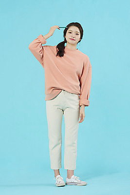 포토 JPG 스튜디오촬영 전신 학생 여자 대학생 대학생라이프 실내 한명 서기 미소 들기 20대 성인 앞모습 펜 한국인 신입생 파란배경 성인여자한명만 국내포토 1 라이프스타일 뷰포인트 백그라운드 모션 표정 사람 동양인 청년 내부 파란색 필기구 여자한명만 성인여자만 파일형식