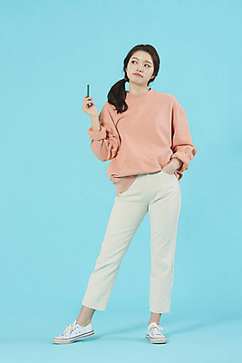 포토 JPG 스튜디오촬영 전신 학생 여자 대학생 대학생라이프 실내 한명 서기 미소 들기 20대 성인 앞모습 펜 한국인 신입생 주머니손 파란배경 성인여자한명만 국내포토 1 라이프스타일 뷰포인트 백그라운드 모션 표정 사람 동양인 청년 내부 파란색 필기구 여자한명만 성인여자만 파일형식