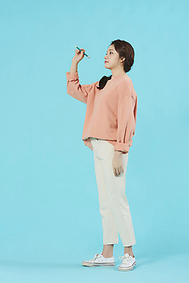 포토 JPG 스튜디오촬영 전신 학생 여자 대학생 대학생라이프 실내 한명 서기 미소 들기 20대 성인 옆모습 펜 한국인 기록 신입생 파란배경 성인여자한명만 국내포토 1 라이프스타일 뷰포인트 백그라운드 모션 표정 사람 동양인 청년 내부 파란색 필기구 여자한명만 성인여자만 파일형식