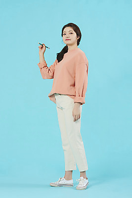 포토 JPG 스튜디오촬영 전신 학생 여자 대학생 대학생라이프 실내 한명 서기 미소 들기 20대 성인 옆모습 펜 한국인 기록 신입생 파란배경 성인여자한명만 국내포토 1 라이프스타일 뷰포인트 백그라운드 모션 표정 사람 동양인 청년 내부 파란색 필기구 여자한명만 성인여자만 파일형식