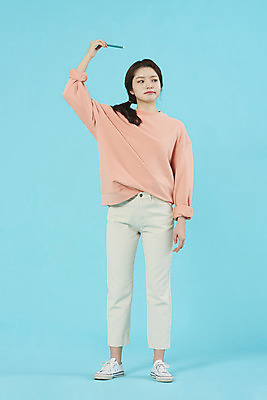 포토 JPG 스튜디오촬영 전신 학생 여자 행복 대학생 대학생라이프 실내 한명 서기 미소 들기 20대 성인 앞모습 펜 한국인 가리킴 신입생 파란배경 성인여자한명만 국내포토 1 라이프스타일 감정 뷰포인트 백그라운드 모션 표정 사람 동양인 손짓 청년 내부 파란색 필기구 여자한명만 성인여자만 파일형식