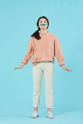 포토 JPG 스튜디오촬영 전신 학생 여자 행복 대학생 장난 대학생라이프 실내 한명 서기 미소 20대 성인 앞모습 펜 한국인 신입생 파란배경 성인여자한명만 국내포토 1 라이프스타일 감정 뷰포인트 백그라운드 모션 표정 사람 동양인 청년 내부 파란색 필기구 여자한명만 성인여자만 파일형식