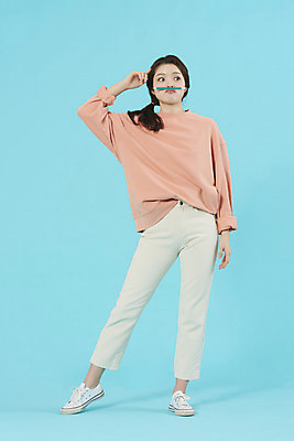 포토 JPG 스튜디오촬영 전신 학생 여자 행복 대학생 대학생라이프 실내 한명 서기 미소 20대 성인 앞모습 펜 한국인 신입생 파란배경 성인여자한명만 국내포토 1 라이프스타일 감정 뷰포인트 백그라운드 모션 표정 사람 동양인 청년 내부 파란색 필기구 여자한명만 성인여자만 파일형식